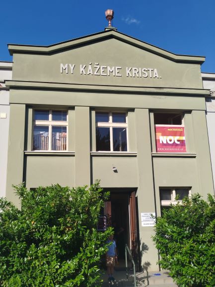 Instalace kalicha na průčelí kostela v červnu 2024